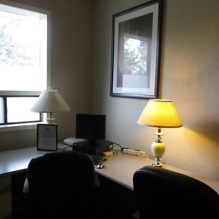 Ba Hotel Red Deer Bagian luar foto