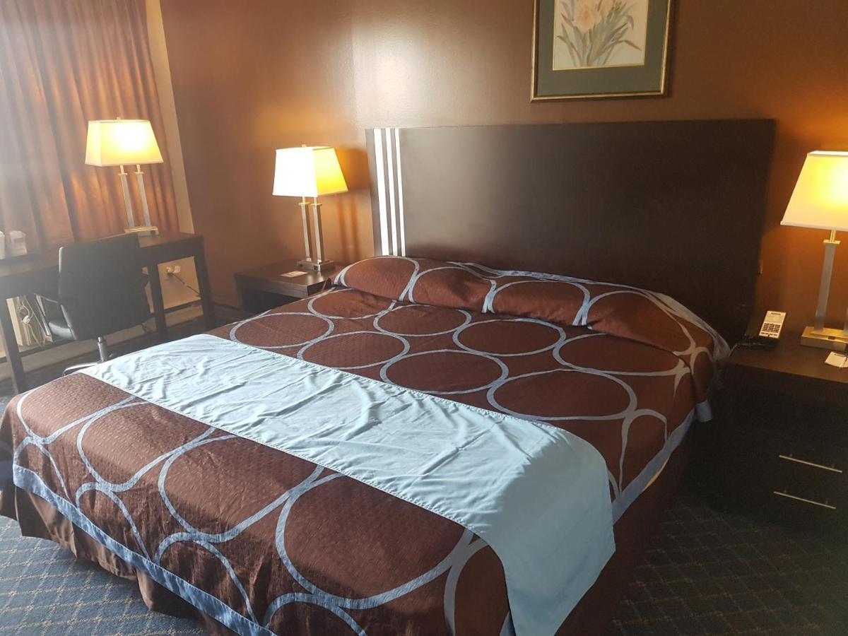 Ba Hotel Red Deer Bagian luar foto