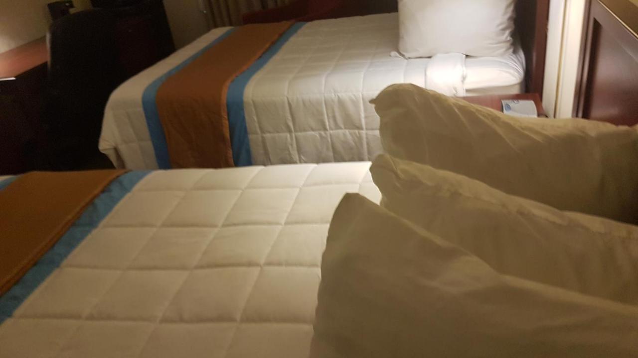Ba Hotel Red Deer Bagian luar foto