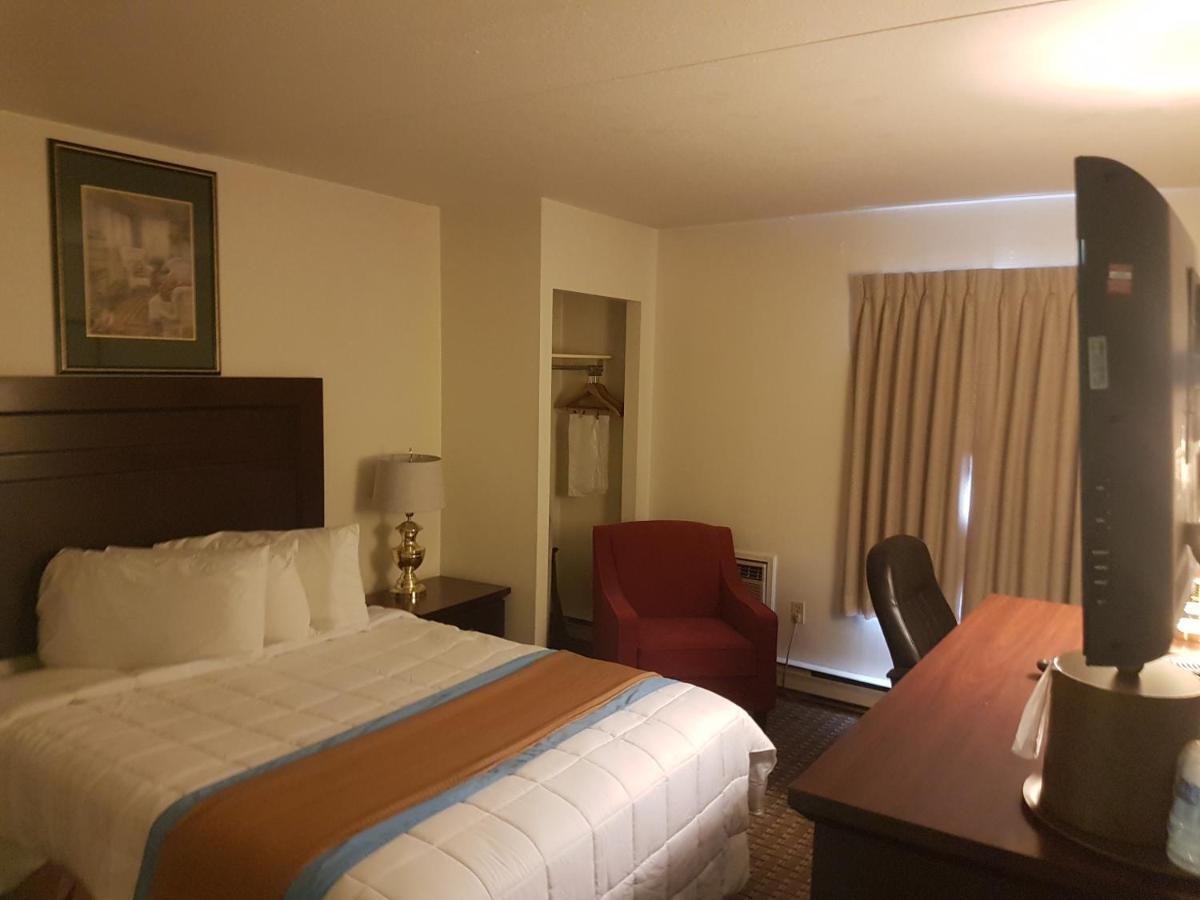 Ba Hotel Red Deer Bagian luar foto