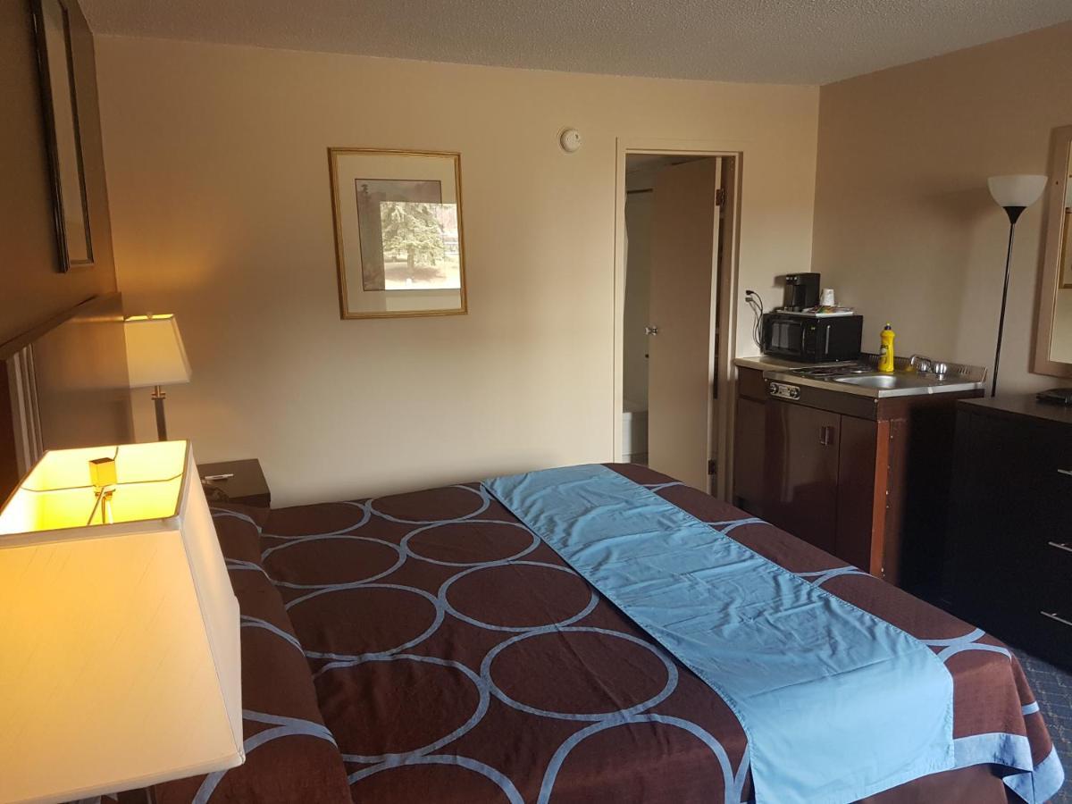 Ba Hotel Red Deer Bagian luar foto
