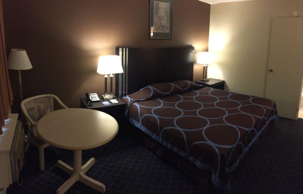 Ba Hotel Red Deer Bagian luar foto