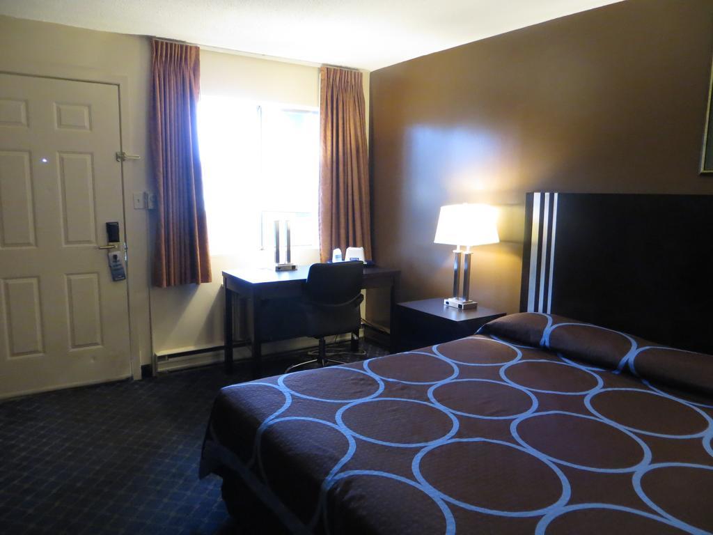 Ba Hotel Red Deer Bagian luar foto