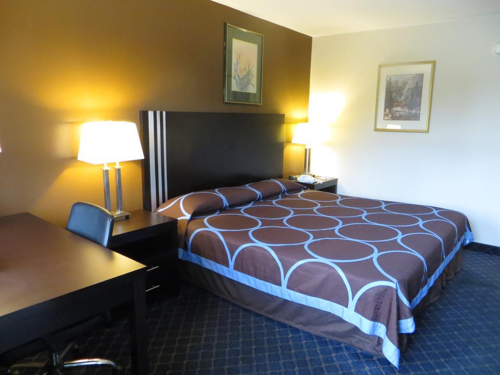 Ba Hotel Red Deer Bagian luar foto