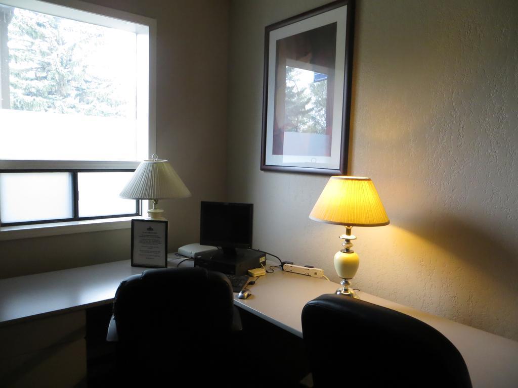 Ba Hotel Red Deer Bagian luar foto