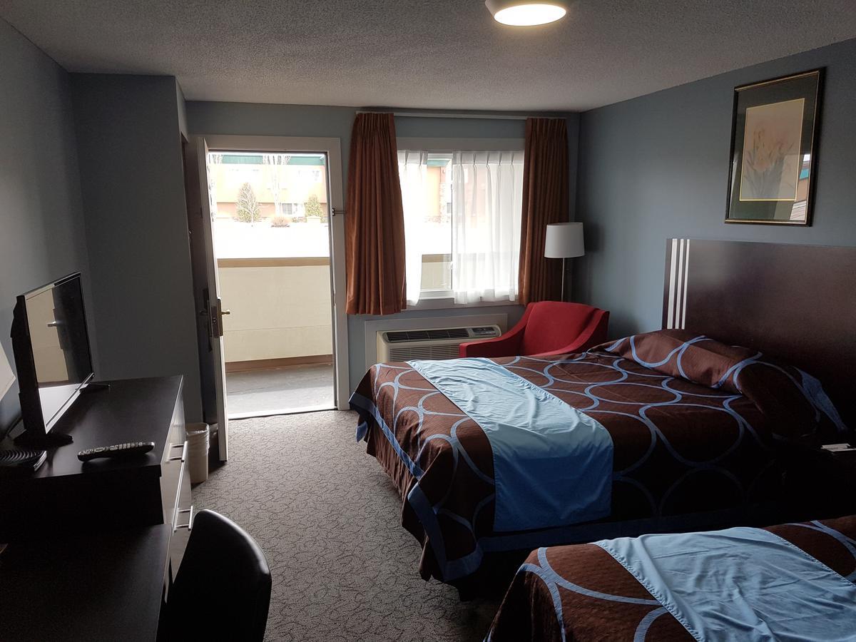 Ba Hotel Red Deer Bagian luar foto