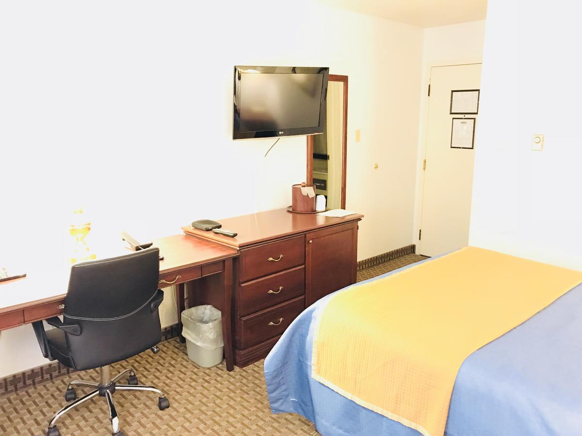 Ba Hotel Red Deer Bagian luar foto