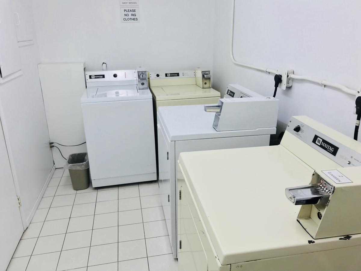 Ba Hotel Red Deer Bagian luar foto