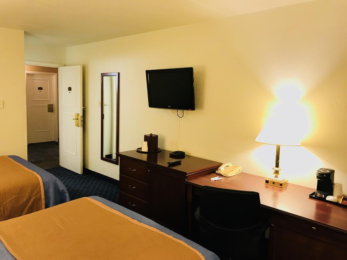Ba Hotel Red Deer Bagian luar foto
