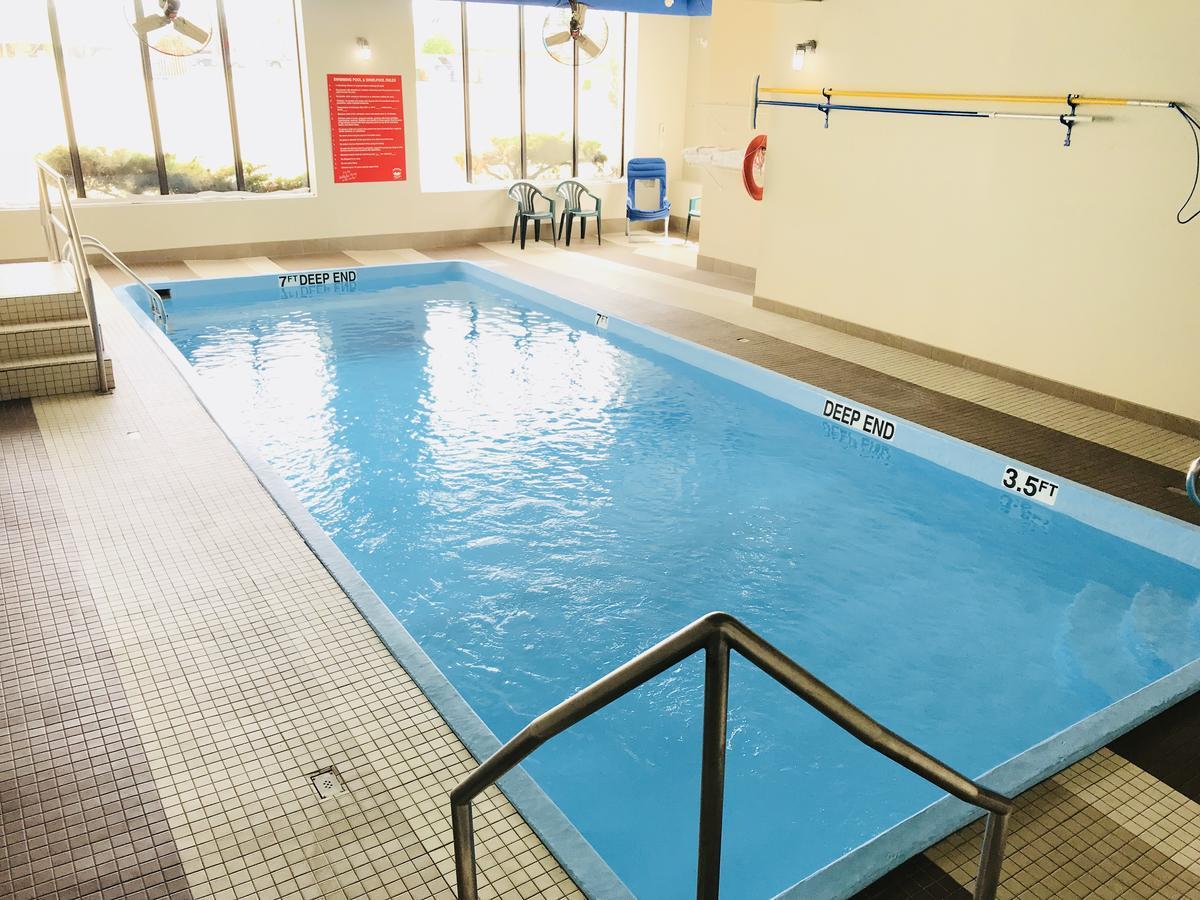 Ba Hotel Red Deer Bagian luar foto