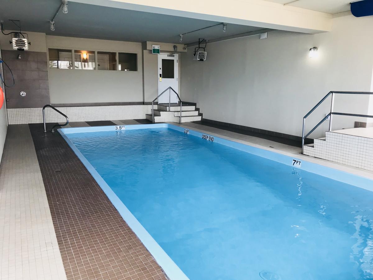 Ba Hotel Red Deer Bagian luar foto