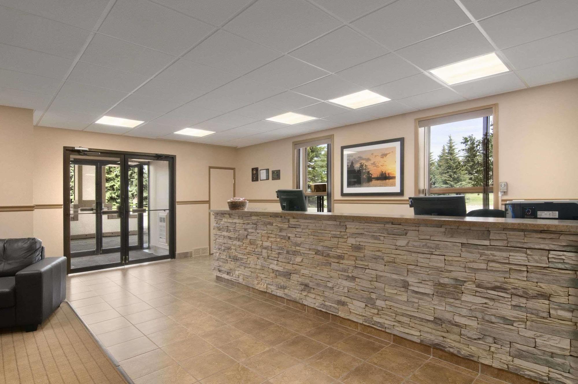 Ba Hotel Red Deer Bagian luar foto