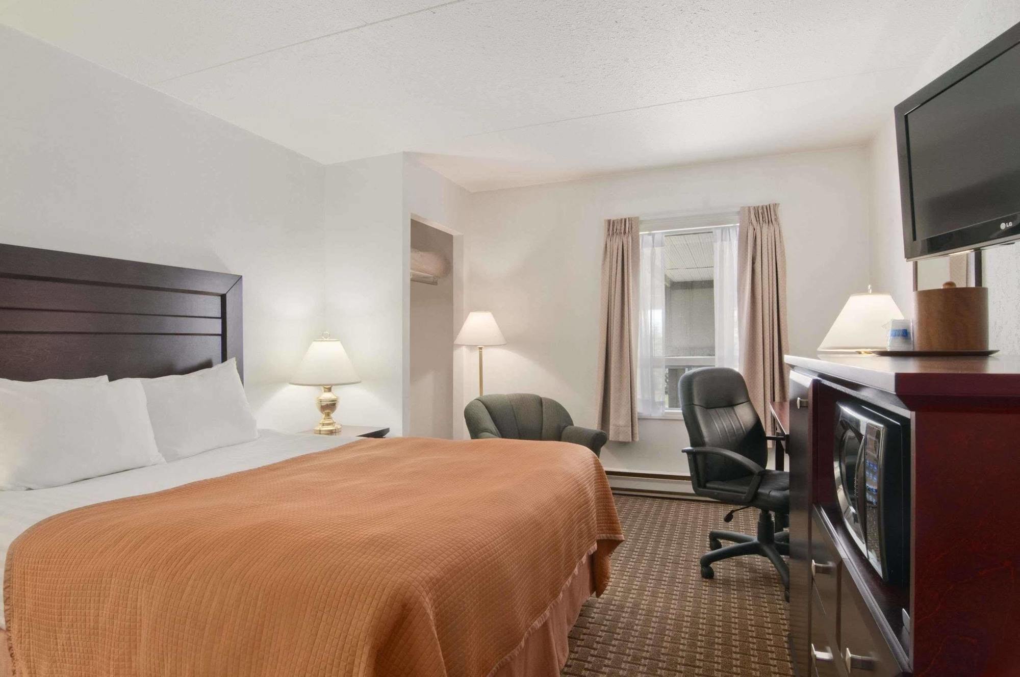 Ba Hotel Red Deer Bagian luar foto