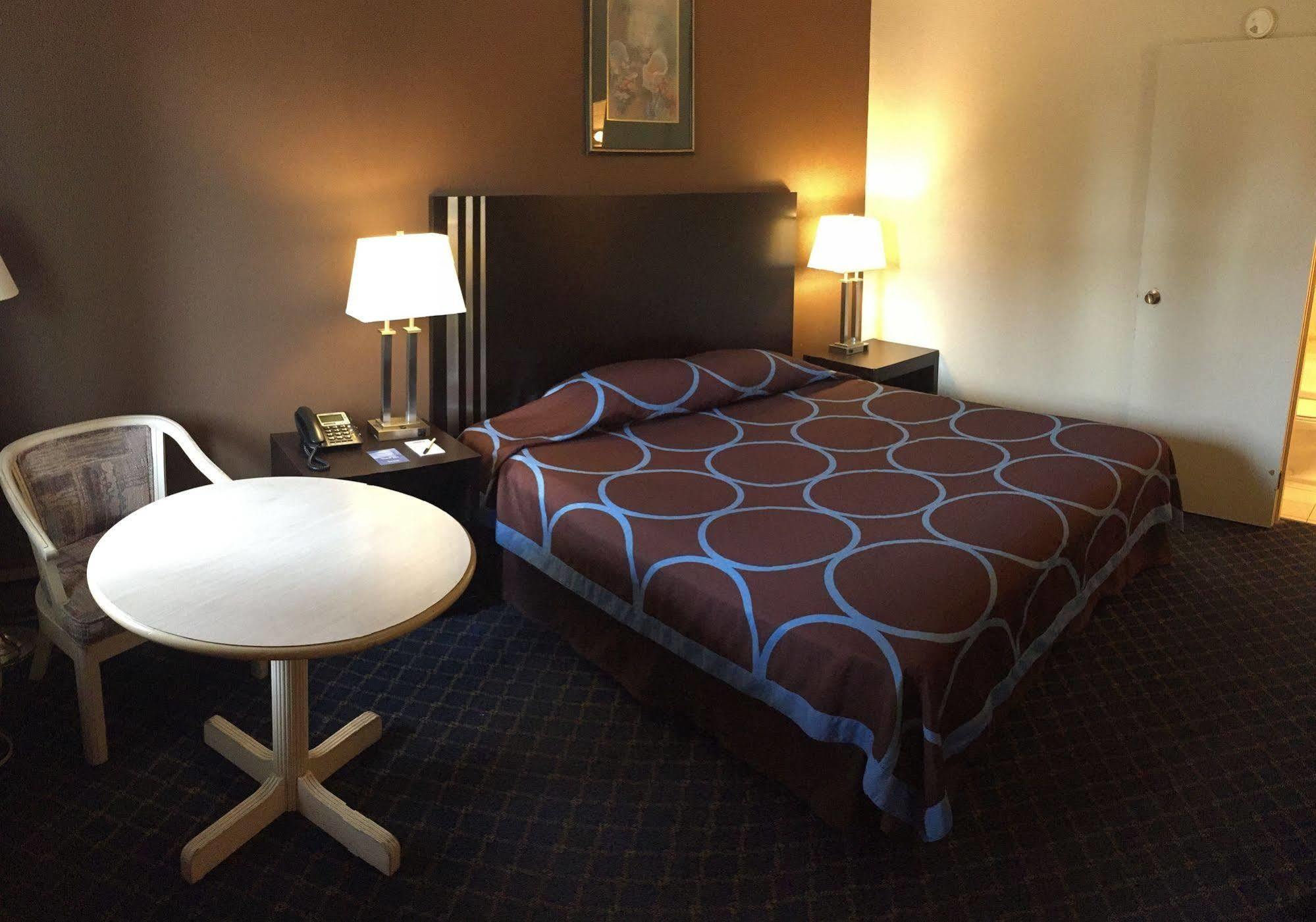 Ba Hotel Red Deer Bagian luar foto