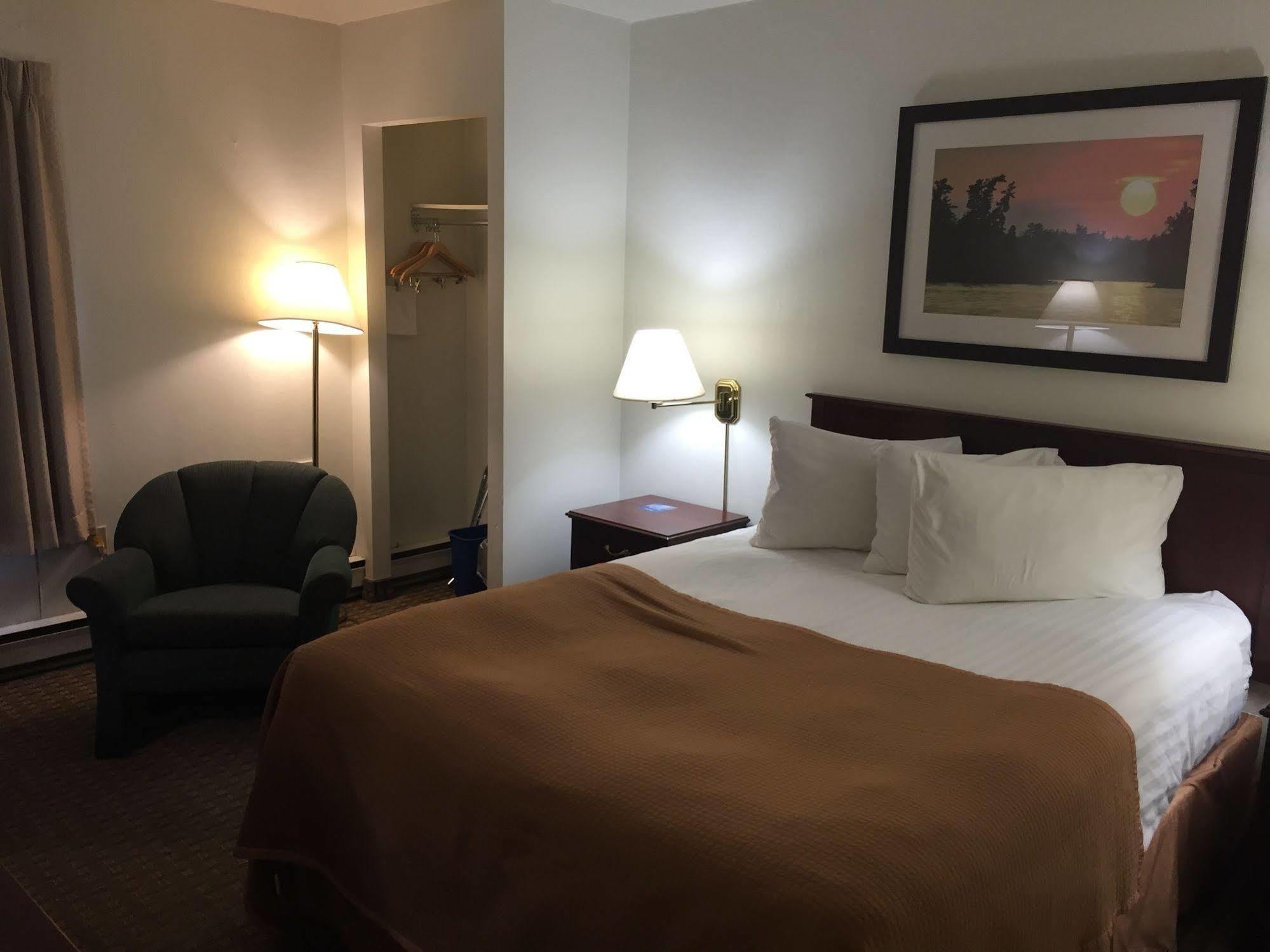 Ba Hotel Red Deer Bagian luar foto