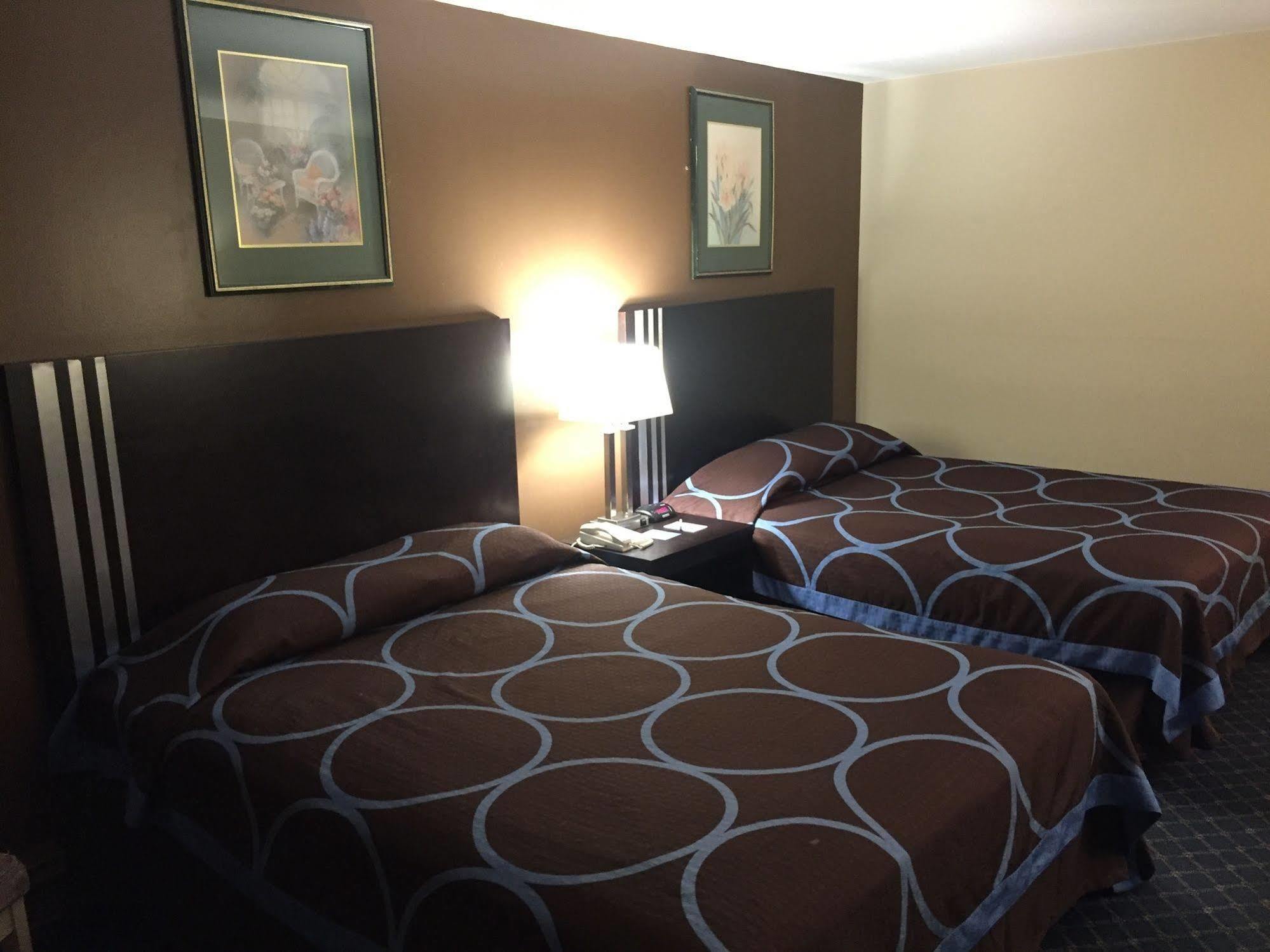 Ba Hotel Red Deer Bagian luar foto