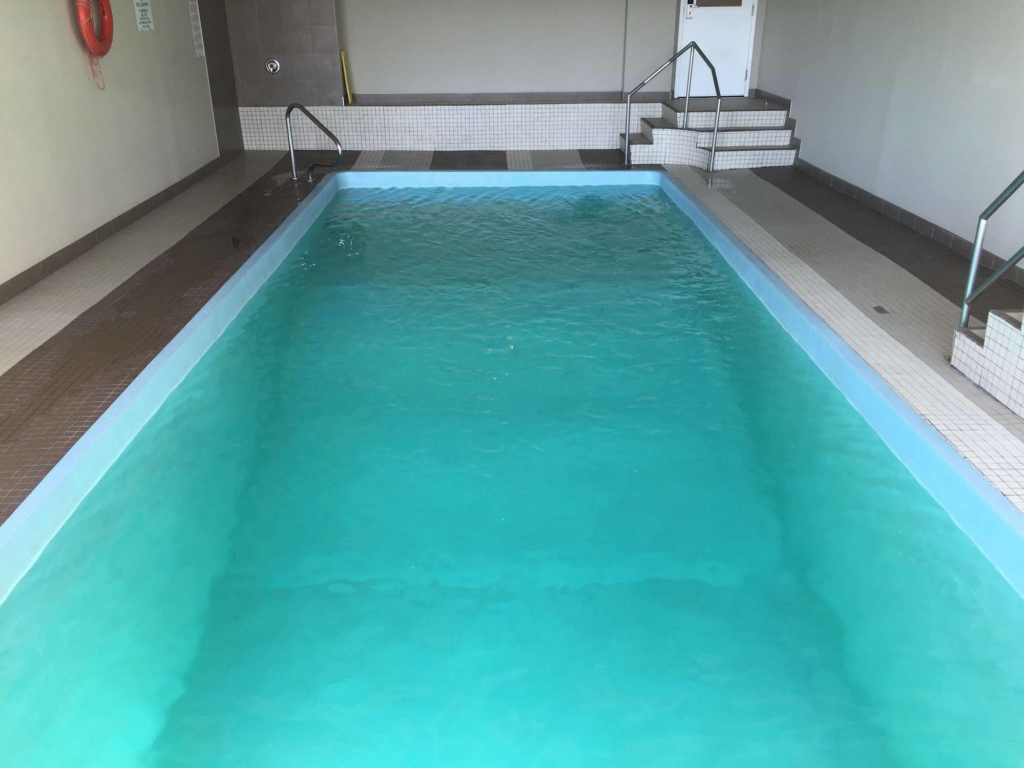 Ba Hotel Red Deer Bagian luar foto