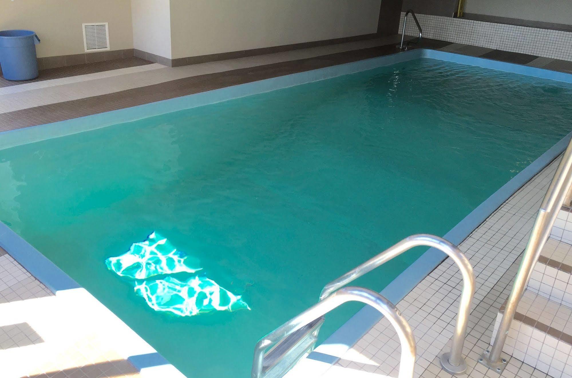 Ba Hotel Red Deer Bagian luar foto