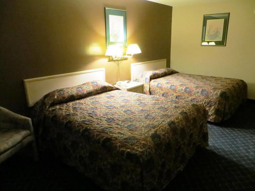 Ba Hotel Red Deer Bagian luar foto