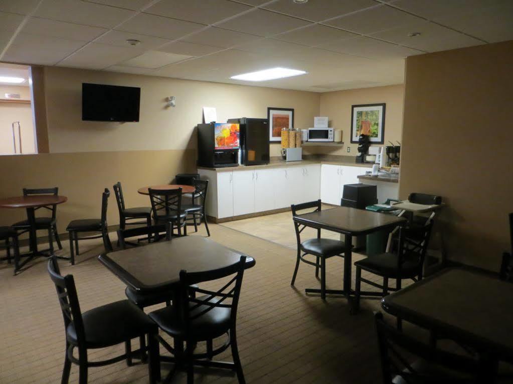 Ba Hotel Red Deer Bagian luar foto