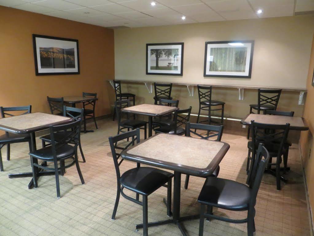 Ba Hotel Red Deer Bagian luar foto