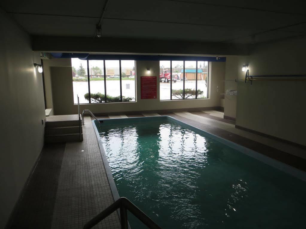Ba Hotel Red Deer Bagian luar foto