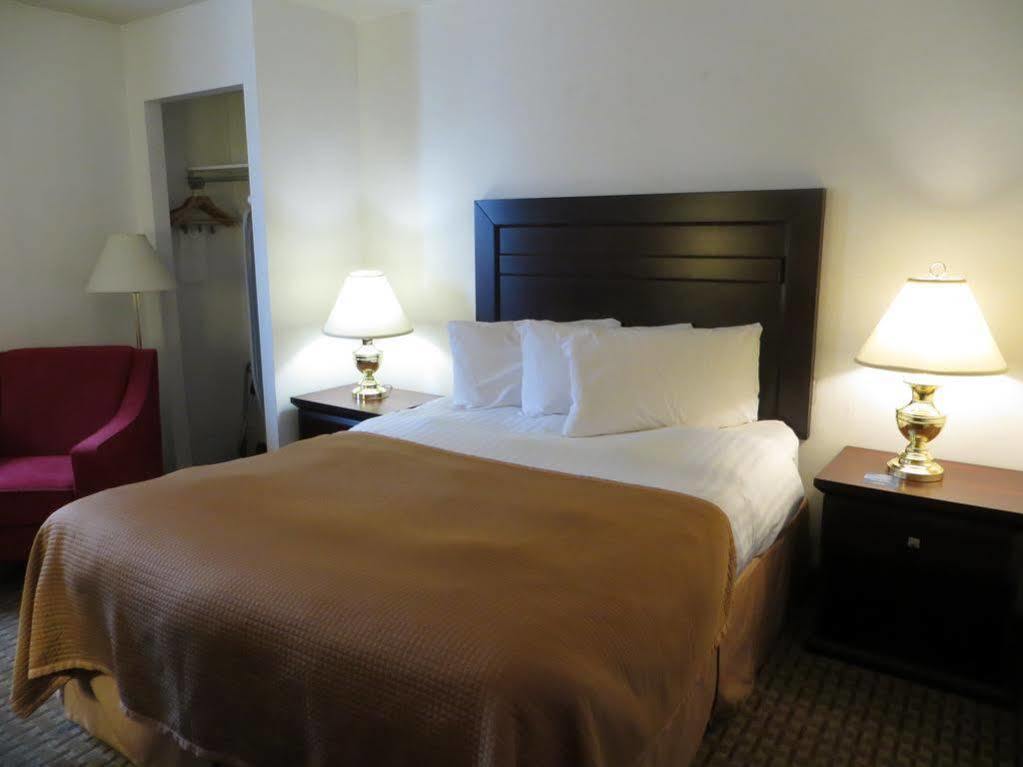 Ba Hotel Red Deer Bagian luar foto